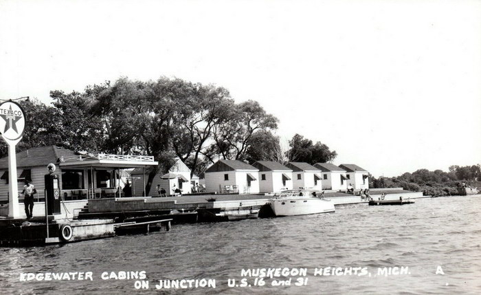 Postcard Mi Muskegon Heights Edgewater Cabins Boat Dock Texaco Gas Rppc U04